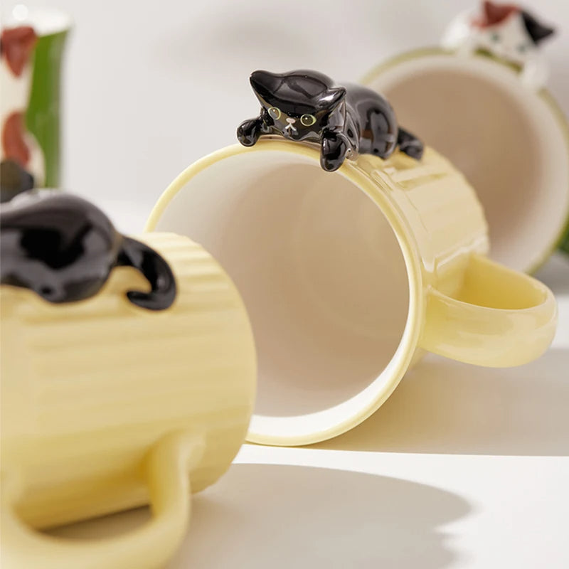 Mug en céramique chat accroché