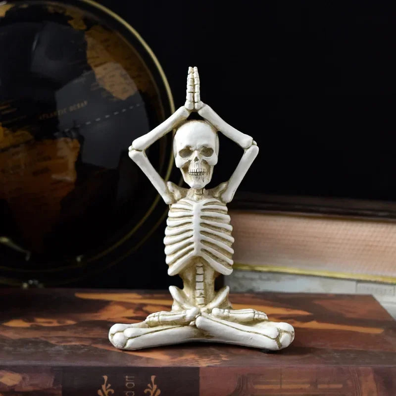 Figurine de squelette maître de yoga